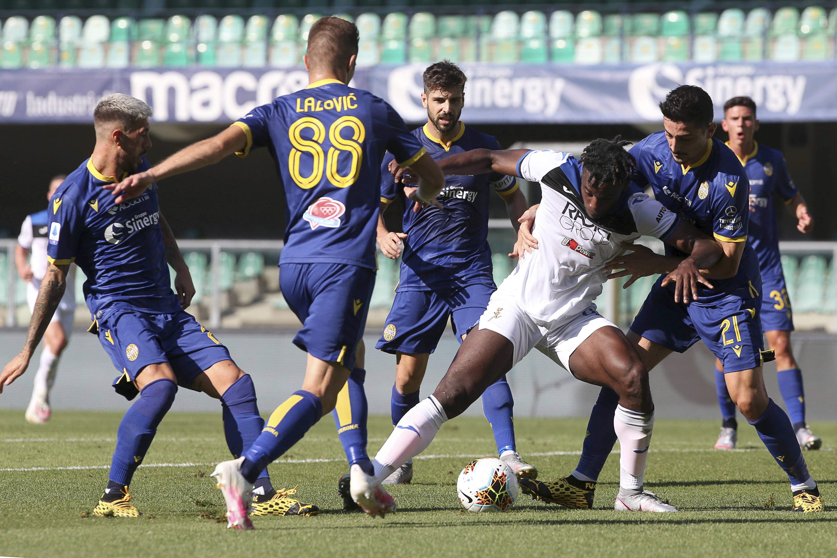 维罗纳主场击败亚特兰大，杀入前十(意甲维罗纳对亚特兰大)