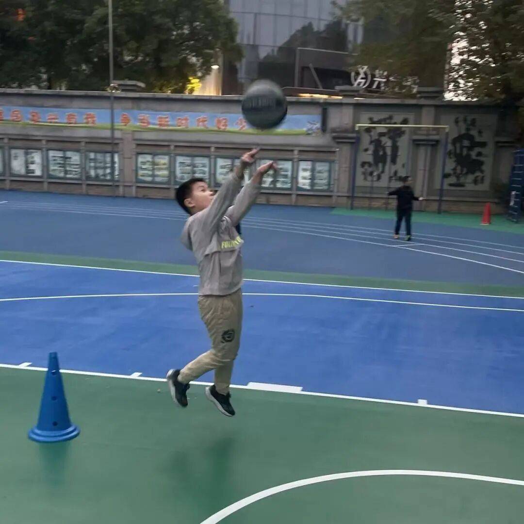 关于运动员们在运动场上展现出色的技术和战术意识的信息 关于运动员们在运动场上展现出色的技术和战术意识的信息